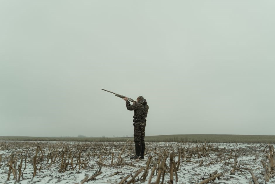 how to become hunting guide